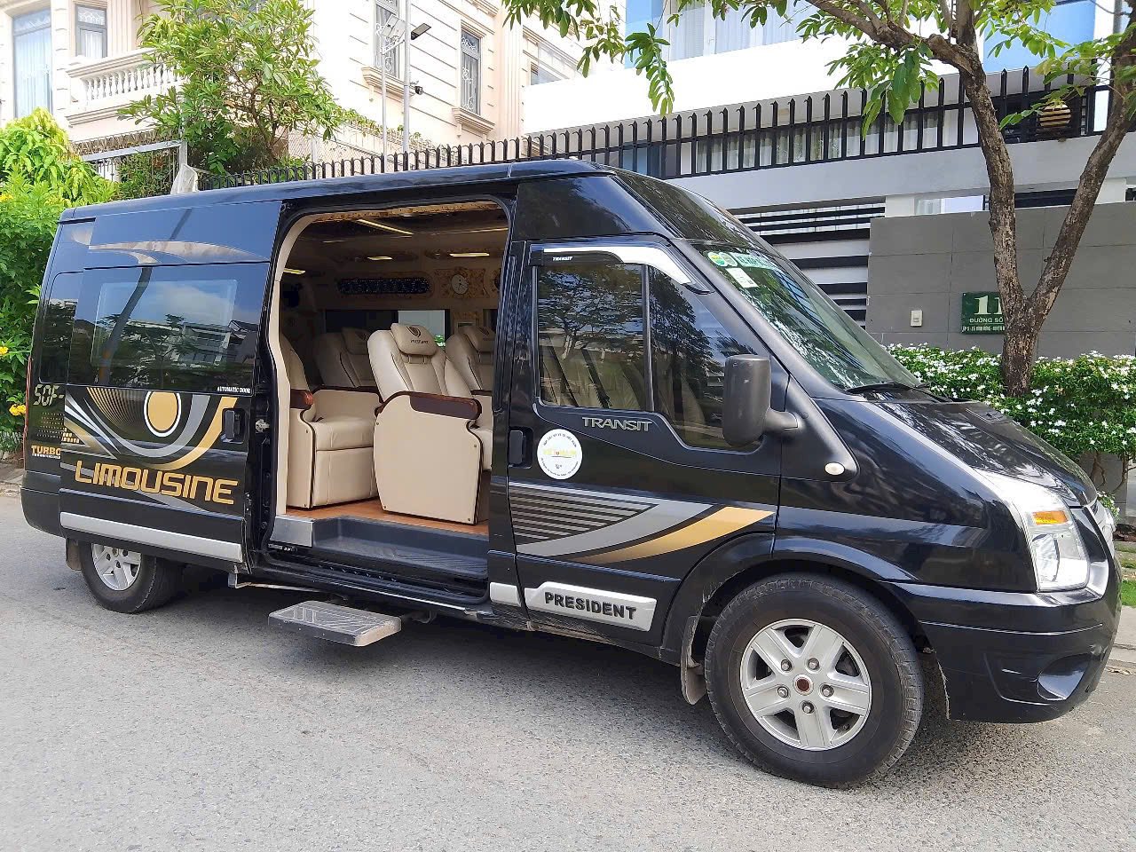 Limousine 9 chỗ